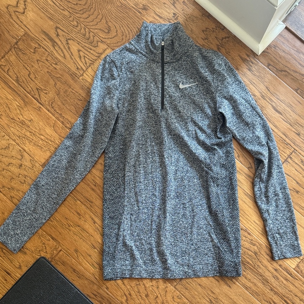 Nike Golf Women’s Gray Long Sleeve lightweight Pullover S